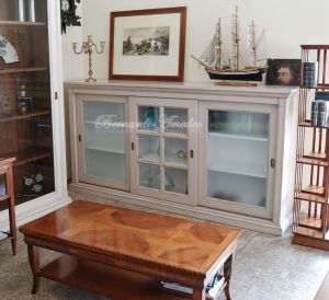 Credenza in legno finitura colore tortora parti interne bianco con 3 ante scorrevoli